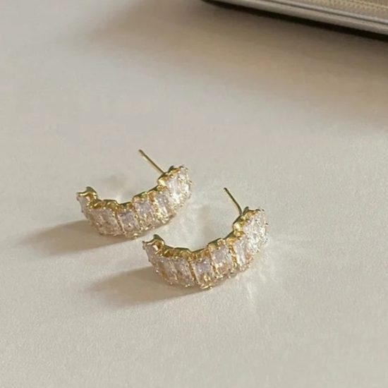 full_20231025214705_e10ebe67_earings-zircon-moon